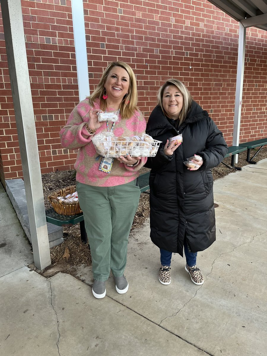 charlesw2015's tweet photo. Our “car rider crew” showing some love this morning to our parents and families on this Valentines morning. #ignitelearningbcps #allinbcps @ves_tigers https://t.co/ytL2kc2d5C