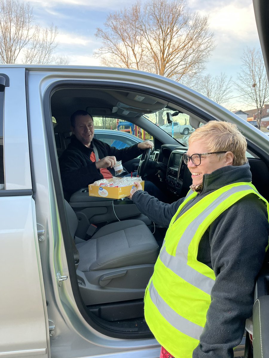 charlesw2015's tweet photo. Our “car rider crew” showing some love this morning to our parents and families on this Valentines morning. #ignitelearningbcps #allinbcps @ves_tigers https://t.co/ytL2kc2d5C