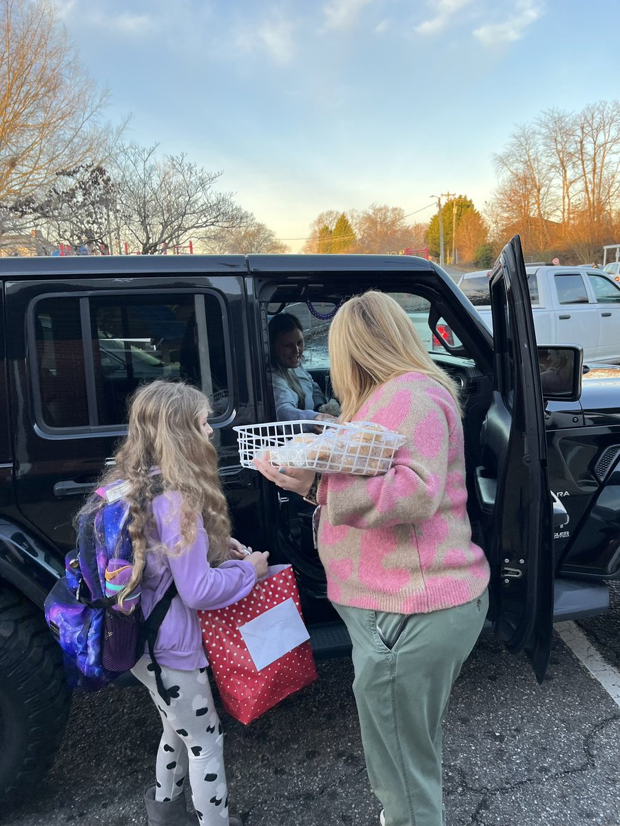 charlesw2015's tweet photo. Our “car rider crew” showing some love this morning to our parents and families on this Valentines morning. #ignitelearningbcps #allinbcps @ves_tigers https://t.co/ytL2kc2d5C