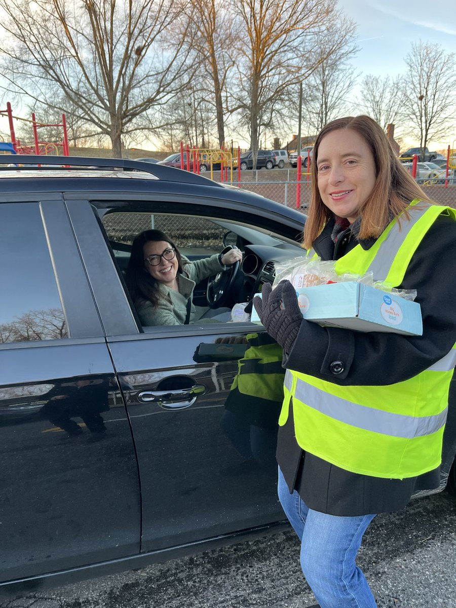 charlesw2015's tweet photo. Our “car rider crew” showing some love this morning to our parents and families on this Valentines morning. #ignitelearningbcps #allinbcps @ves_tigers https://t.co/ytL2kc2d5C