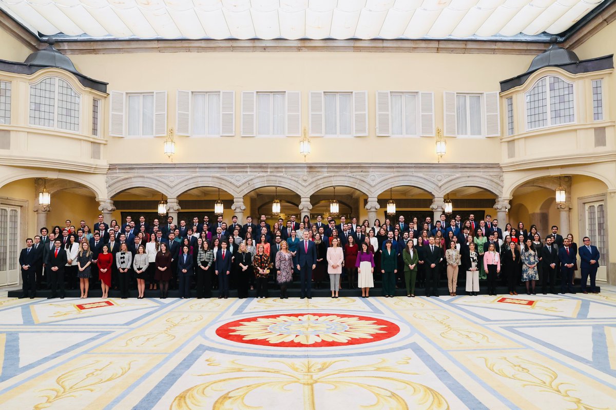 CasaReal's tweet photo. El Rey recibe, en el Palacio Real de El Pardo, a las promociones LII, LIII, LIV del Cuerpo Superior de Administradores Civiles del Estado.

➡️https://t.co/LyU65WzDzv https://t.co/dX9V6qIqqt