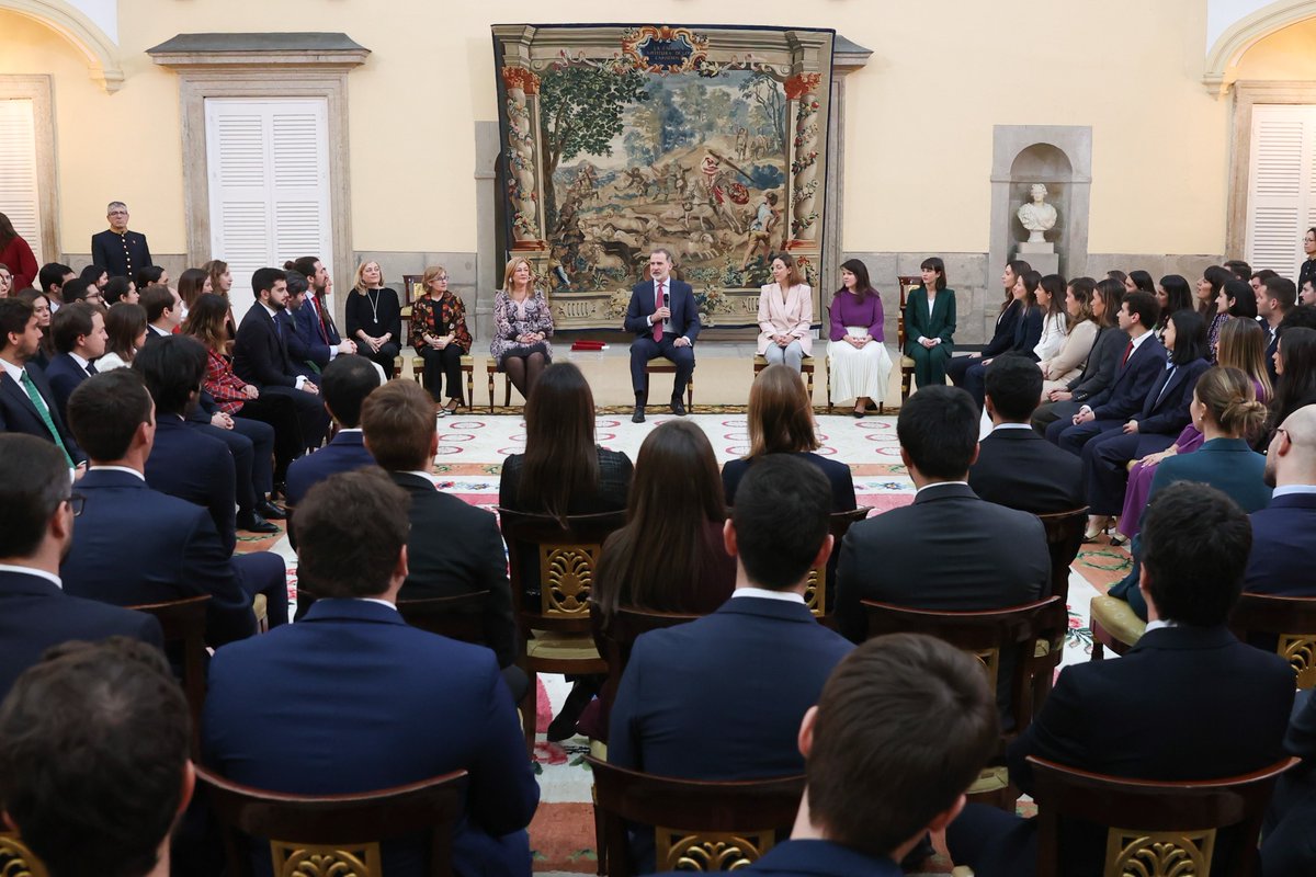 CasaReal's tweet photo. El Rey recibe, en el Palacio Real de El Pardo, a las promociones LII, LIII, LIV del Cuerpo Superior de Administradores Civiles del Estado.

➡️https://t.co/LyU65WzDzv https://t.co/dX9V6qIqqt