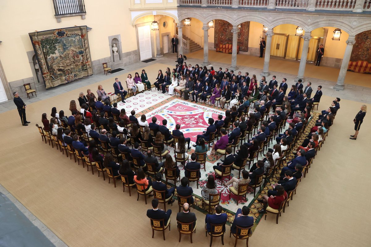 El Rey recibe, en el Palacio Real de El Pardo, a las promociones LII, LIII, LIV del Cuerpo Superior de Administradores Civiles del Estado.

➡️casareal.es/ES/Actividades…