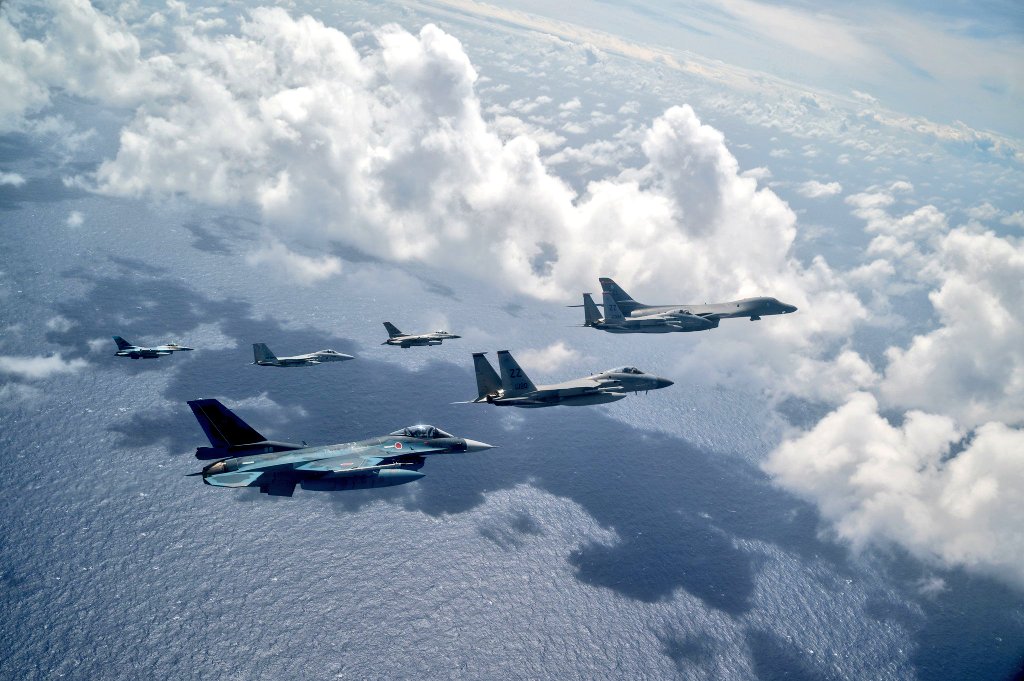 🇯🇵 JASDF and 🇺🇲 USAF aircraft fly in formation near Guam during #CopeNorth23.