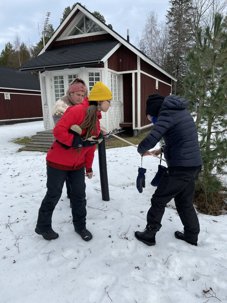 impio's tweet photo. @KeskiSuomenLUMA @LumaSuomi Tänään tehtiin ja ideoitiin eteenpäin sovellettavaksi lasten kanssa jo ennakkoon #lumikuoppatutkimus ’ta Kokkolan luontokoulun  väen kanssa. Innostavaa vaikka lumi pikkuisen vähissä meillä. @villa_elba_ https://t.co/LLLv7TVGYW