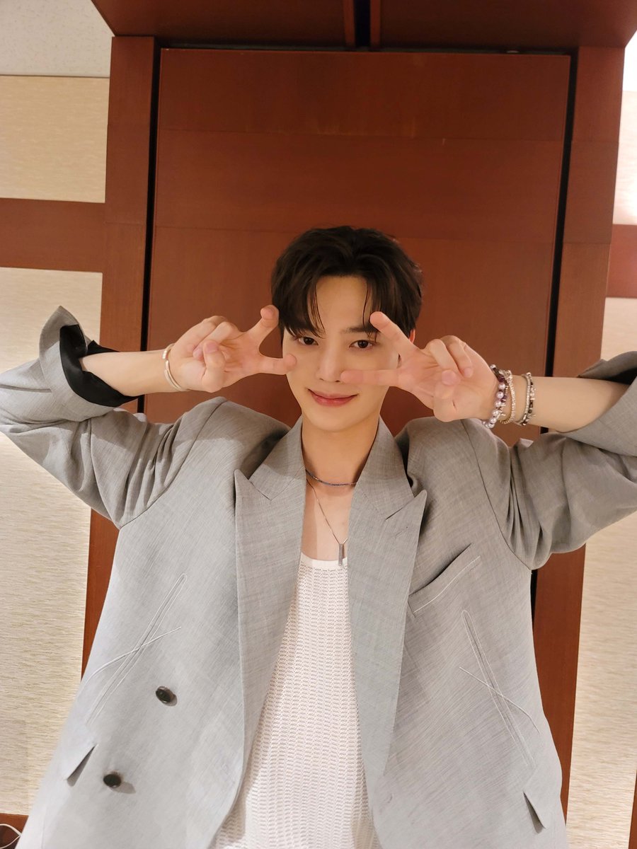 songkang_staff's tweet photo. [📸] 2023 SONG KANG FANMEETING <MOMENT> IN TOKYO ②

누구네 배우가 이렇게 귀엽나요!?
바로 송편이들의 배우🍡 
도쿄에서 반겨준 송편이들, 넘 감사합니다!!

#송강 #강이로운순간 #SONGKANG #MOMENT https://t.co/sFS33BMCTw