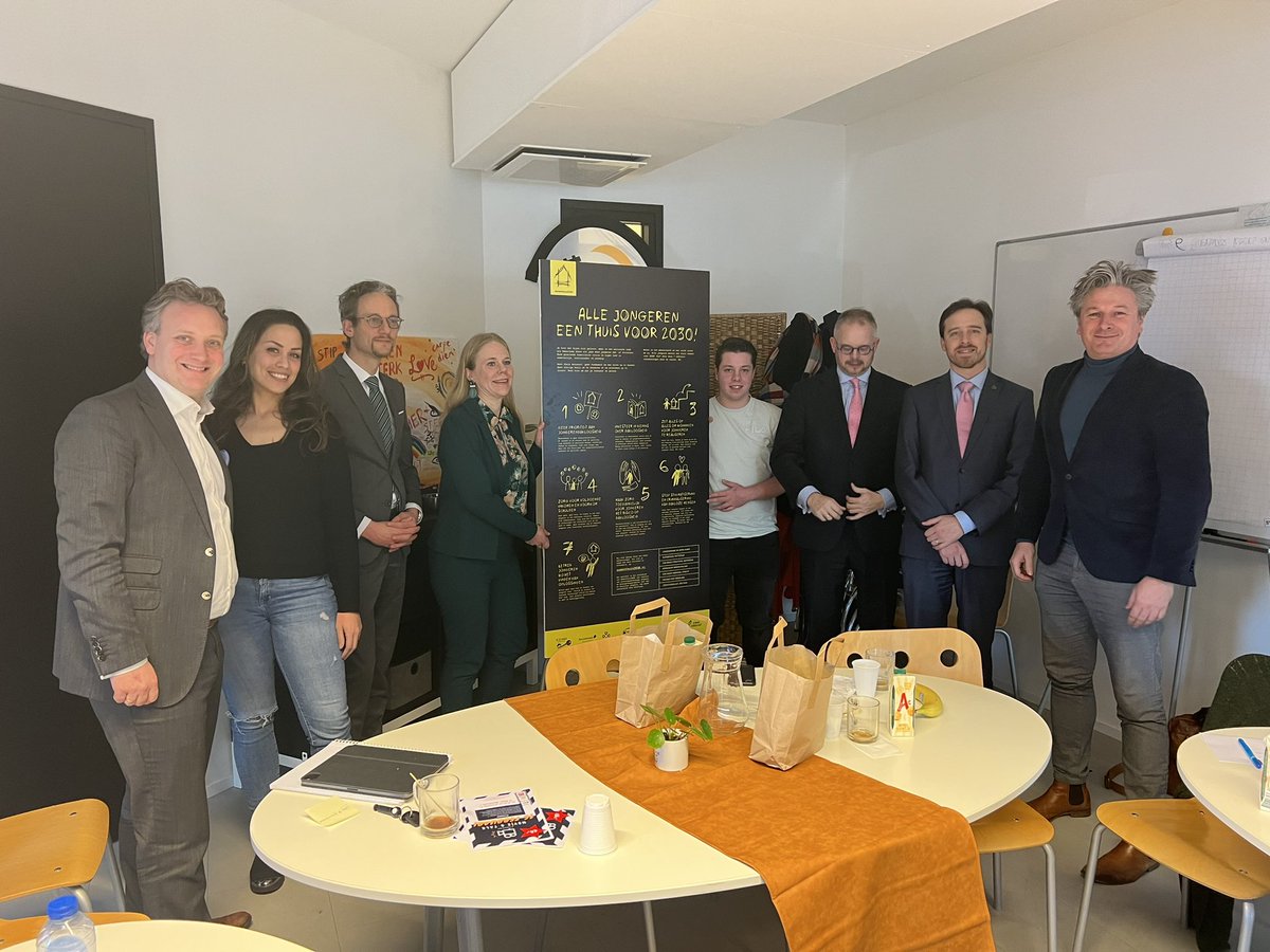 PieterVerhoeve's tweet photo. Vandaag een collegevergadering op locatie. Ditmaal #collegeontmoet bij @kernkracht_ Tijdens de lunch hoorden we indrukwekkende ervaringen van onze straatadvocaat @skimenzo en vrijwilligers zoals Ryan, Chahida en Carlijn over hun weg naar herstel en het zijn van hoopverlener. https://t.co/MJmeAnBqYX
