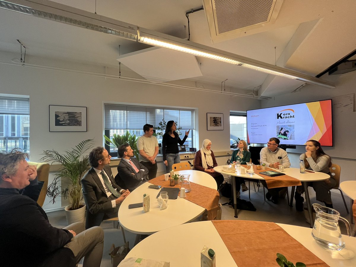 PieterVerhoeve's tweet photo. Vandaag een collegevergadering op locatie. Ditmaal #collegeontmoet bij @kernkracht_ Tijdens de lunch hoorden we indrukwekkende ervaringen van onze straatadvocaat @skimenzo en vrijwilligers zoals Ryan, Chahida en Carlijn over hun weg naar herstel en het zijn van hoopverlener. https://t.co/MJmeAnBqYX