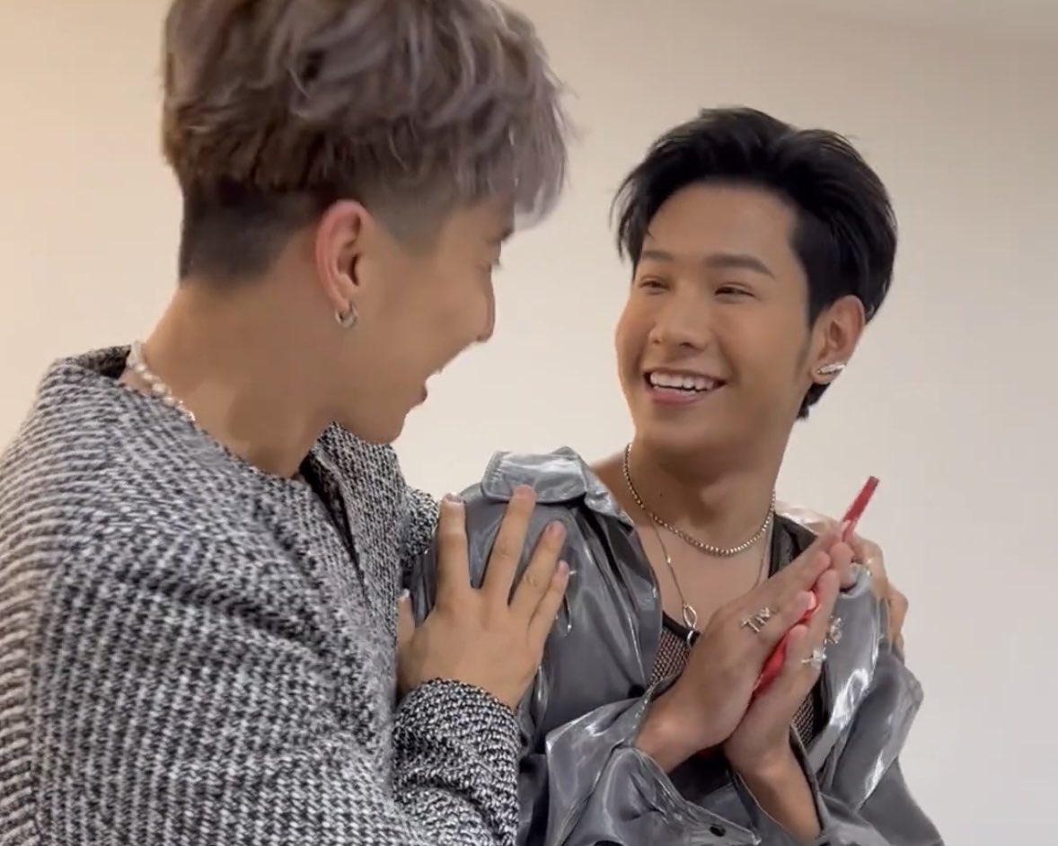 singtostjinx's tweet photo. p’wave gave singto a red envelope
he’s so thankful for it aww
their bond is so cute ~~~ 🥺🥰
cr. igs wavekhoo 

#SingtoPrachaya 
#ValentineWithSingto #ValentineMeetSingto https://t.co/3sJhM7cddq