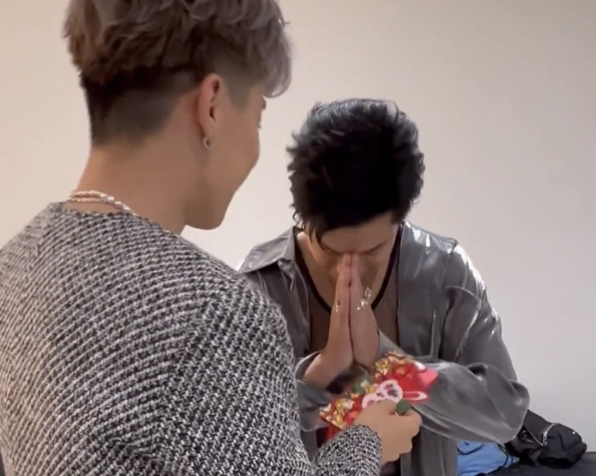 singtostjinx's tweet photo. p’wave gave singto a red envelope
he’s so thankful for it aww
their bond is so cute ~~~ 🥺🥰
cr. igs wavekhoo 

#SingtoPrachaya 
#ValentineWithSingto #ValentineMeetSingto https://t.co/3sJhM7cddq