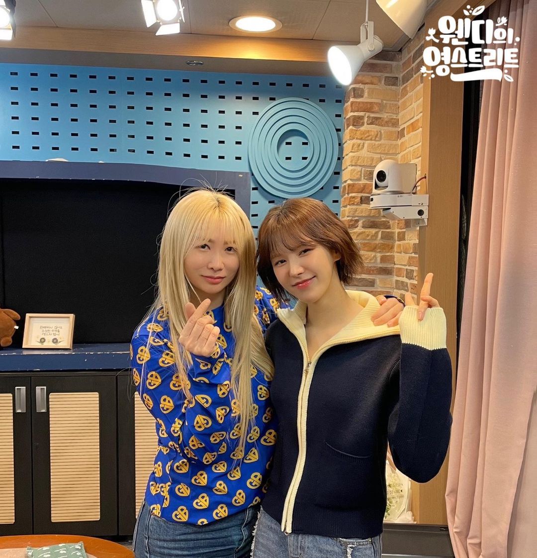 wandj221's tweet photo. 230214 sbsyoungstreet insta update with #WENDY and JeA 💙
#Happiness_when_we_meet
We had a warm time with #JeA,
who comforts us with her moist voice❤️🔥
We enjoyed the high-quality live performance of the new song, #CongratulationsToYou🎤 https://t.co/0f7TaOVxS8
