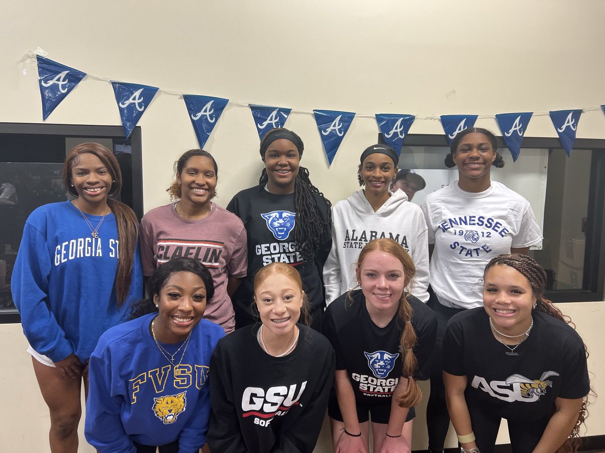 bomberspremier's tweet photo. 🚨Signed Sealed Delivered🚨
The 4th year our Seniors are committed to play at the next level. Can’t forget our juniors with verbals/offers on their heels. They work hard and are dedicated to the process. We are very proud of them and wish them all the best! (NP Shelby &amp; Rebecca) https://t.co/Hx7A9jlF8M