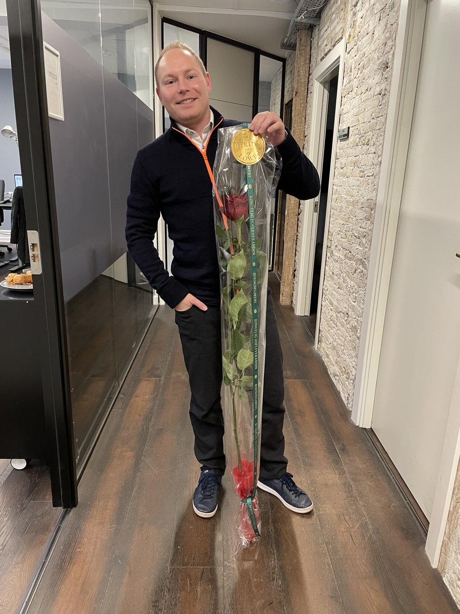 Valentine's Day at the office 💕😍 - and yes, it's cake in the office on the left, sshh! 😆
#ValentinesDay