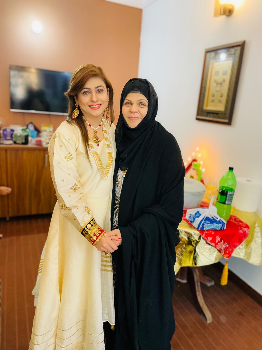 NaziaAliUncut's tweet photo. Me and Dr. Sarwat Askari (Islamic Scholar) ❤️
#22rajab #konday #Nazr_e_Imam_Sadiq۴ https://t.co/eGMXi1RzEa