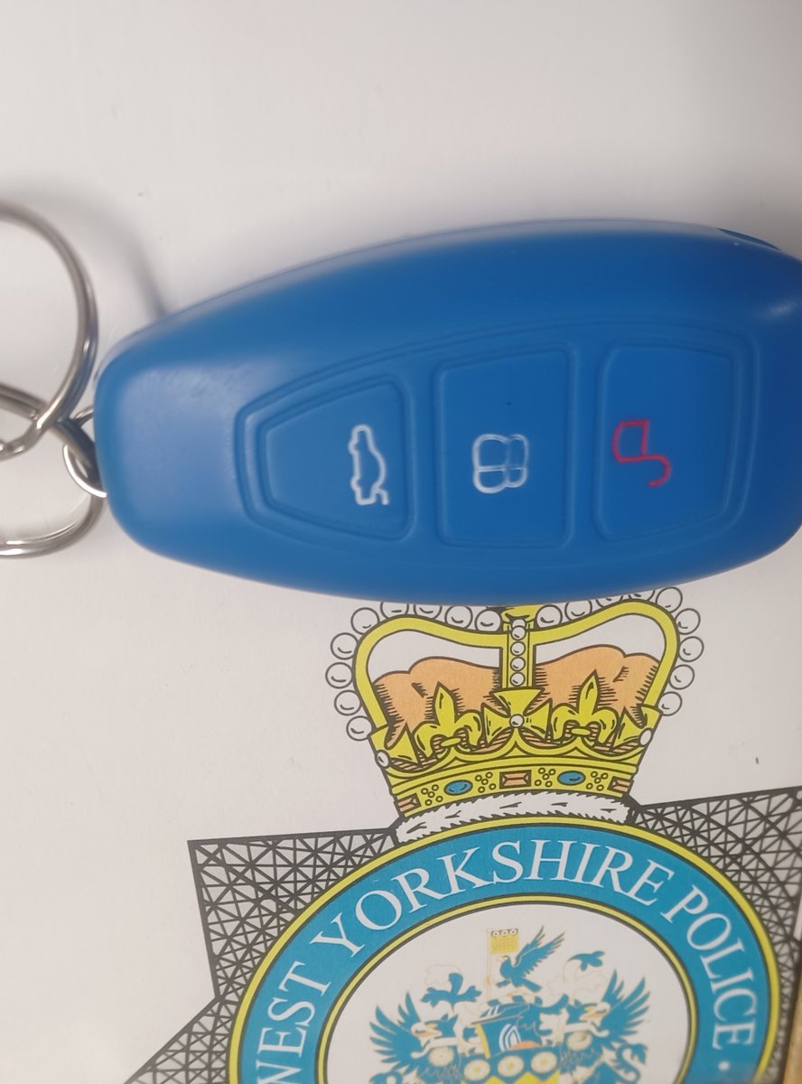 WYP_LeedsSouth's tweet photo. Were you out and about this morning somewhere near the alley behind Holy Trinity School, #Rothwell?
Are you missing your Ford car key?
If so, thanks to 2 very public spirited 12 year olds, we now have it
To arrange return contact us on 101 quoting 13230088317
#FoundKeys https://t.co/CrqxgoqRM5