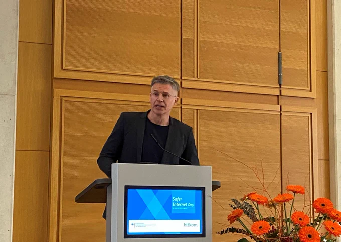 Bitkom-Hauptgeschäftsführer Dr. Bernhard Rohleder bei der Eröffnung der gemeinsamen Konferenz von BMUV und Bitkom anlässlich des Safer Internet Day 2023.