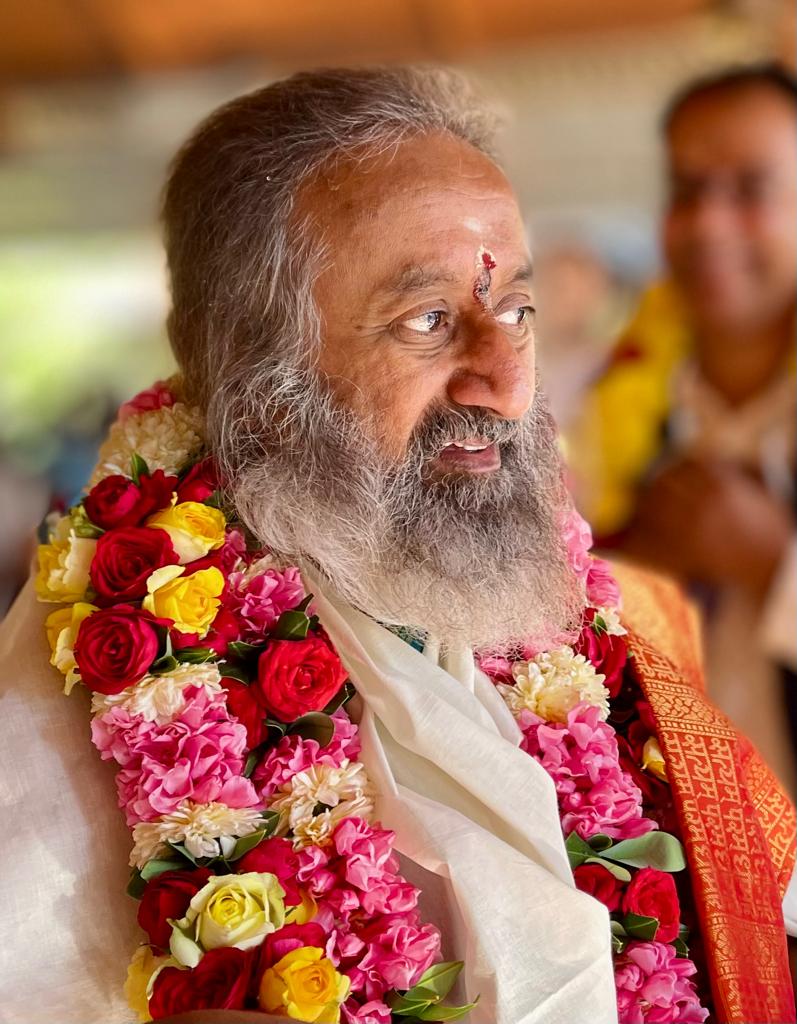 i_am_a_sadhak's tweet photo. Shiva is inseparable from Truth and beauty. Honouring the Truth, appreciating the beauty, recognizing the Shiva Tattva, life is elevated. - #Gurudev @SriSri https://t.co/5rHwJuiYKl