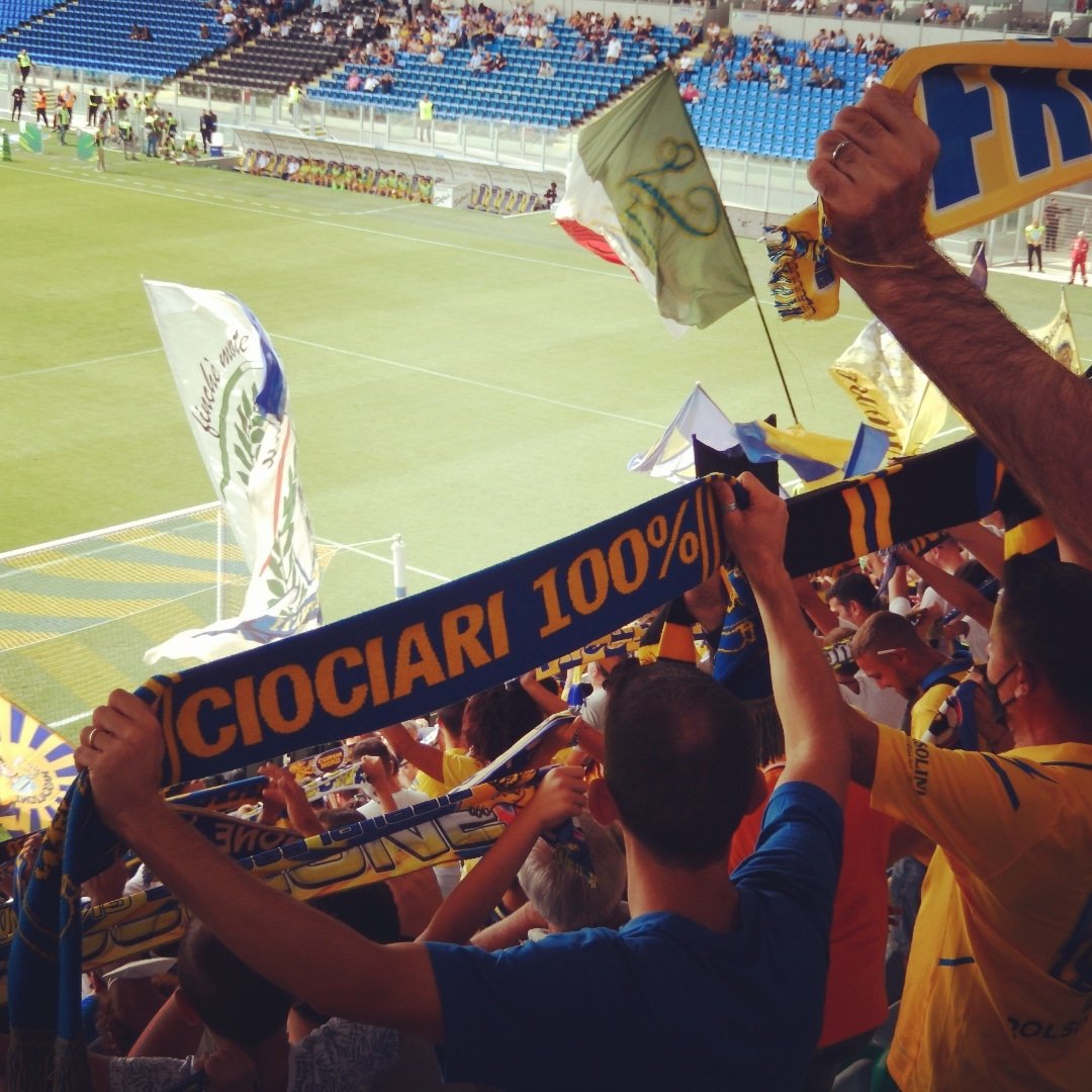 Fr_Cal_1928's tweet photo. Sei l’amore che colora ogni poesia, che accende mille stelle, che illumina la mia vita.💛FROSINONE💙

#frosinonecalcio #frosinone #lamore #calcio #serieb #legab @helbizlive #ciociaria #ciociari #razzaciociara https://t.co/EW0zzq5ydD