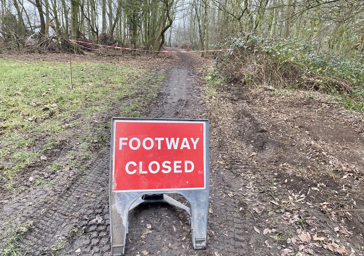 colwickparkrun's tweet photo. Seeing as it’s Valentines Day we thought we’d pop down to have a look at the paths… and give Carl a little cuddle! ❤️ #pathwatch 🚧 https://t.co/iY9QLe7kVv