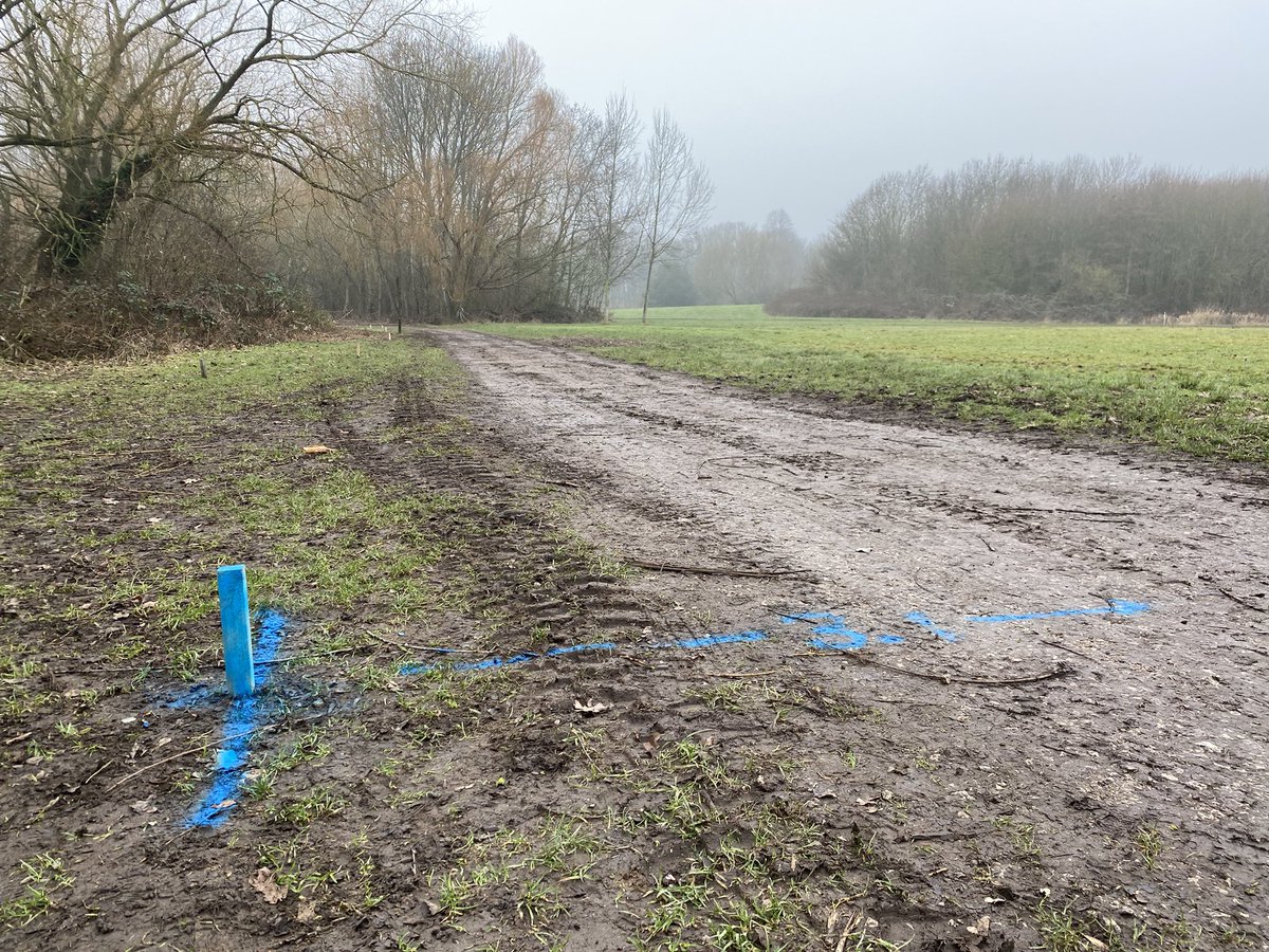 colwickparkrun's tweet photo. Seeing as it’s Valentines Day we thought we’d pop down to have a look at the paths… and give Carl a little cuddle! ❤️ #pathwatch 🚧 https://t.co/iY9QLe7kVv