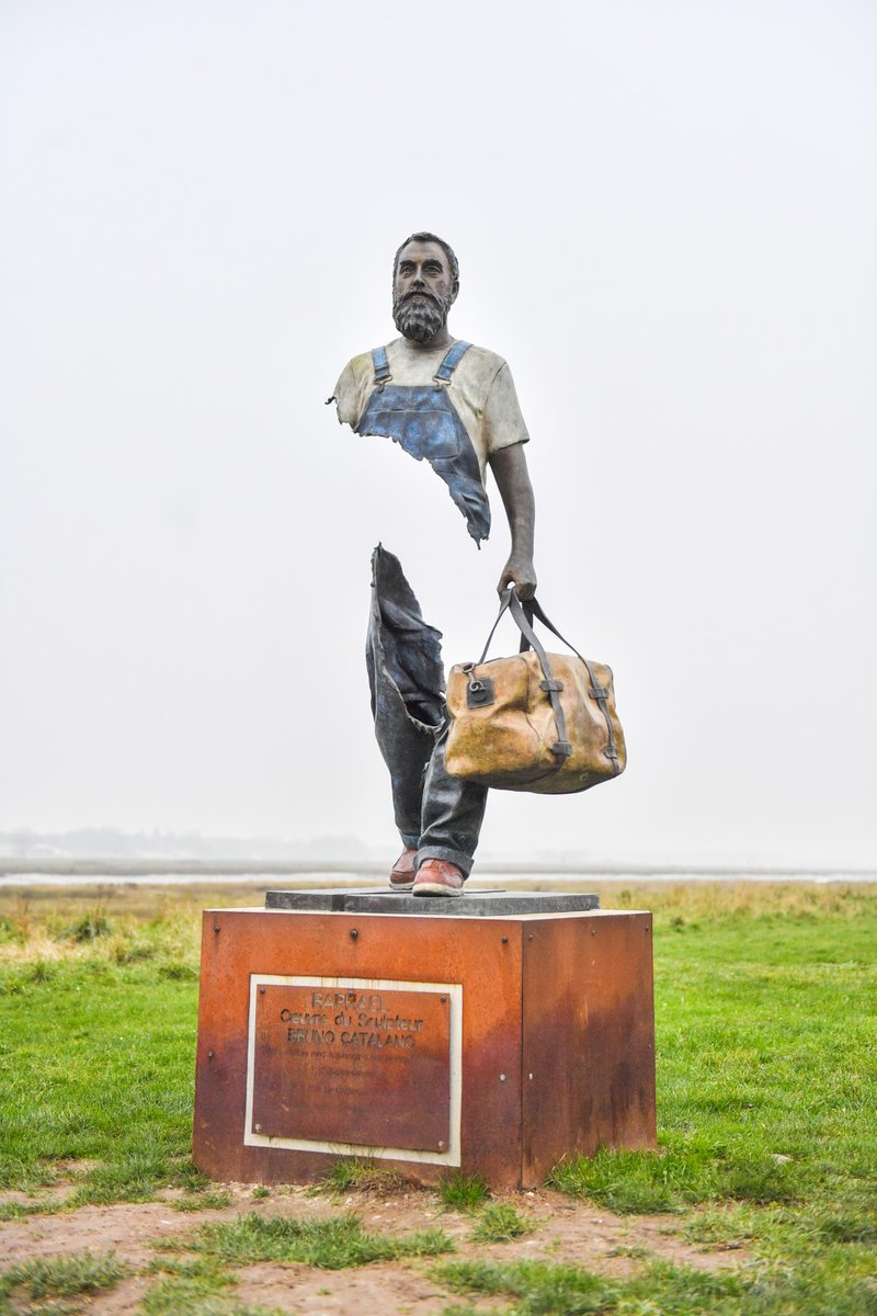 pasdecalais62's tweet photo. 📸 La #photo de la semaine 🧳 "Raphaël" : la sculpture de l'immense artiste Bruno Catalano toujours visible sur le Port Départemental d'Étaples-sur-Mer 

Photos : Y. Cadart / CD62 https://t.co/8HRG4foexj