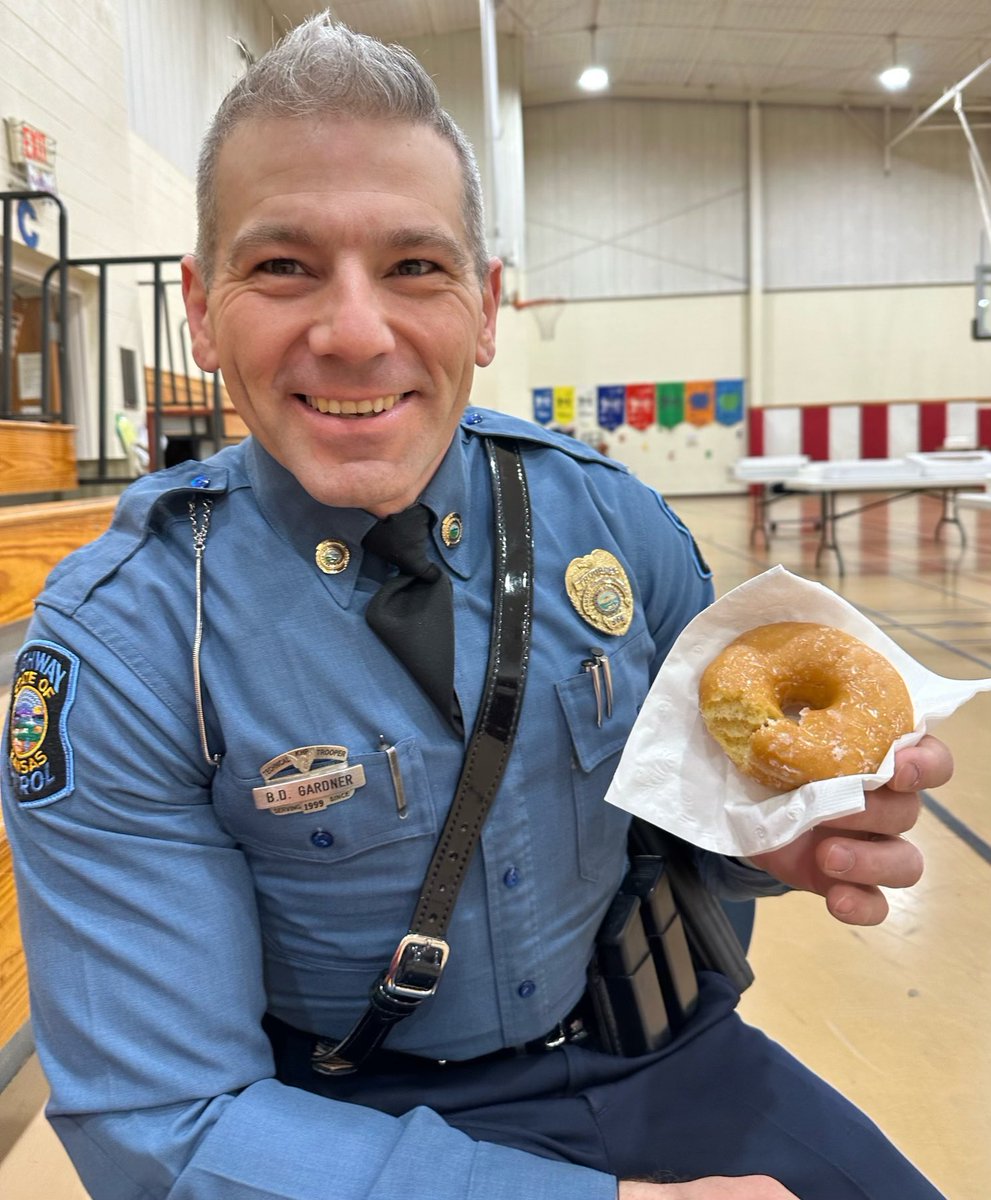 I’ve always had two rules when in uniform.

1- Always wear my bulletproof vest 👮 
2- Never eat donuts 🍩 

Breaking one this morning😬

When you get invited for “donuts with grownups” at the local elementary school, you go.😊

#CheatDay