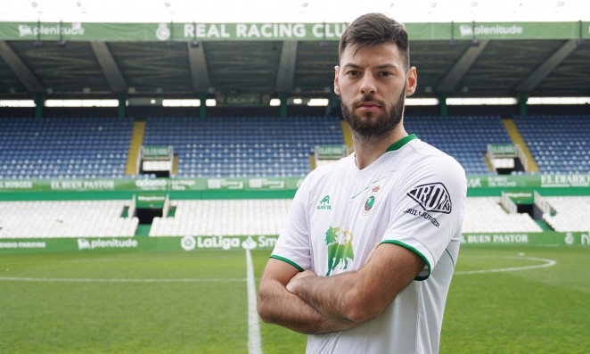 19racinguista13's tweet photo. Baturina en los 3 goles desde su llegada:

- Empate contra la Ponfe arrastra a defensa, marca Yeray a placer.

- Gol de Batu.

- Arrastra al defensa y al propio Asier Riesgo y marca Mboula a placer. https://t.co/xZ6dXWZnvX