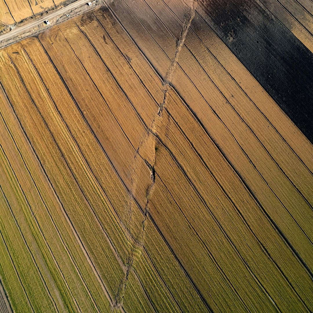 Kahramanmaraş depremi sonrasında oluşan ve kilometrelerce uzanan fay hattı izi