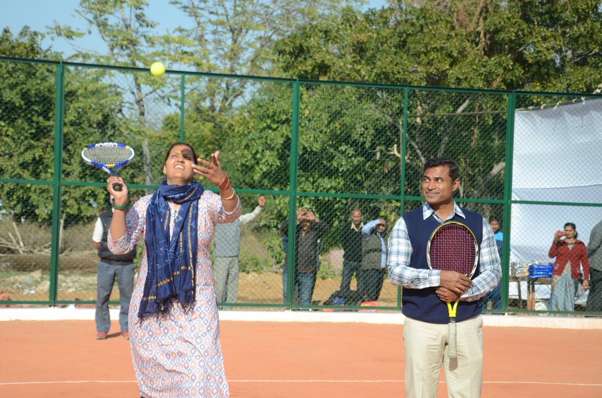 KrishnaPooniaIN's tweet photo. सवाई मानसिंह स्टेडियम जयपुर में नवनिर्मित टेनिस क्ले कोर्ट का लोकार्पण आज अतिरिक्त पुलिस महानिदेशक अपराध शाखा दिनेश एमएन जी के साथ किया साथ में खेलो इंडिया में पदक विजेता खिलाड़ियों को भी सम्मानित किया। @1stIndiaNews @zeerajasthan_ https://t.co/3Ly7VLbTYe