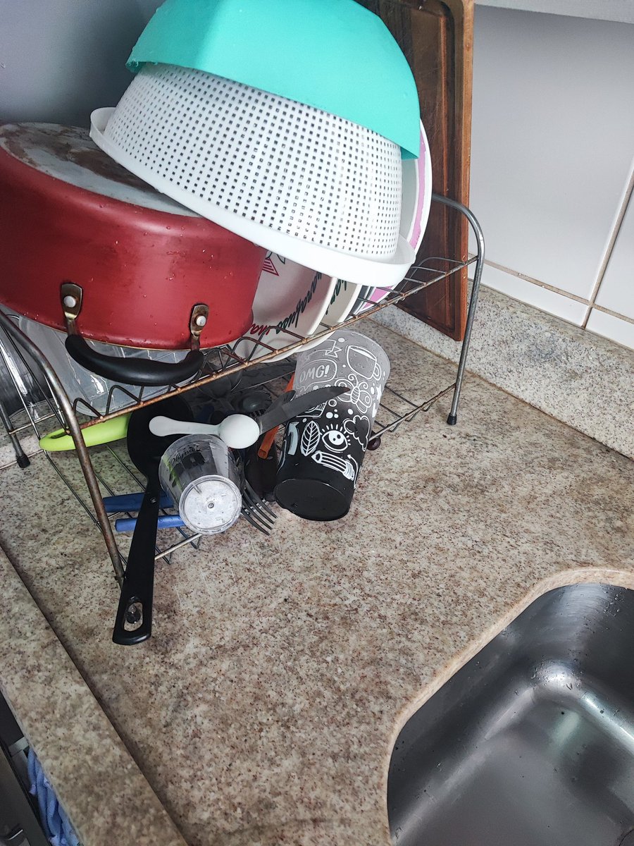 SokGuimaraes's tweet photo. Já lavaram sua louça hoje ?
As vezes são 10, 15 min , que ajuda muita sua companheira no final do dia.
E ninguém morre lavando uma louça ou ajudar nos trabalhamos domésticos.
Tempo das esposas, mãe empregadas já passou e faz tempo . https://t.co/I3zbxaIJrf