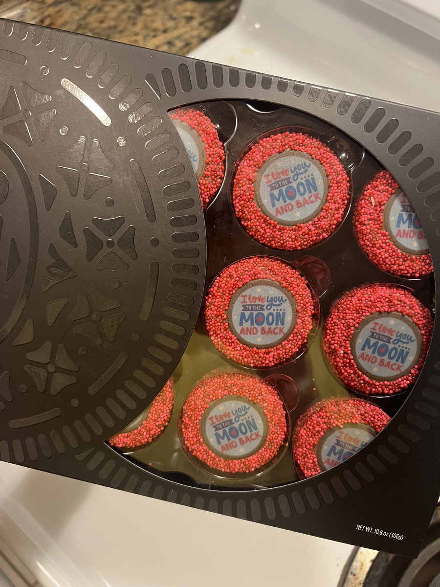 MMResh's tweet image. here’s hoping whoever got my box of custom @Oreo doesn’t have a s/o that looks like me or my BF #ThisCouldGetAwkward #ValentinesDay