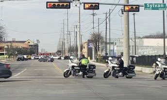 DallasTexasTV's tweet photo. Man remains atop Dallas crane nearly 24 hours later and in heavy rain, police have Singleton and Sylvan blocked off https://t.co/F8mmTmu4Xd