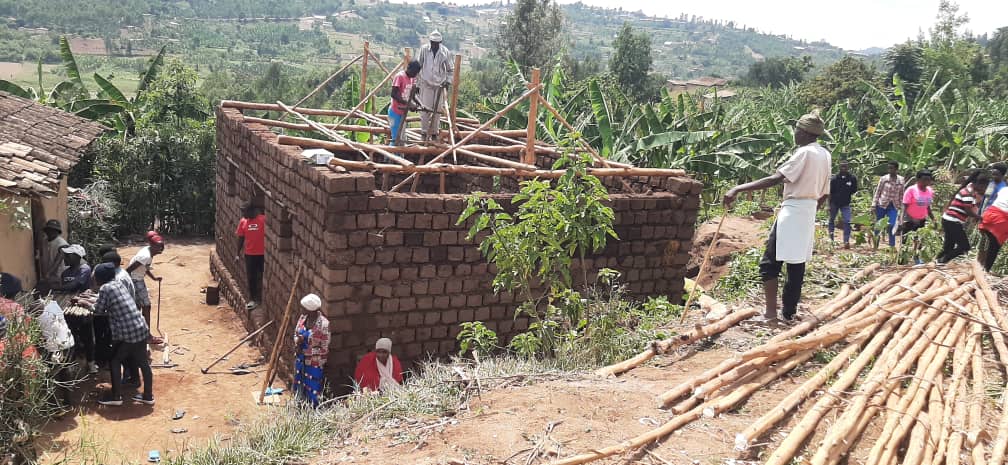 Inkomezabigwi22's tweet photo. #Kamonyi mu murenge wa #Nyarubaka intore ziri kurugerero uyumunsi zakomeje ibikorwa byurugerero bubakira umukecuru utari ufite icumbi inzu ikaba igeze igihe cyo gusakarwa @Kamonyi @RwandaLocalGov @RwandaSouth @Unity_MemoryRw @gabaprovidence1 https://t.co/aIx7K7frmF