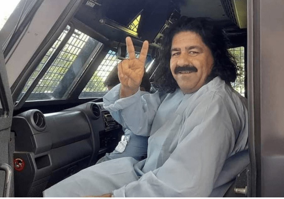 AasimSajjadA's tweet photo. ‘They have the guns, we have the poets. Therefore, we will win.’
~ Howard Zinn 

#WelcomeAliWazir https://t.co/4XFvEL8xdp