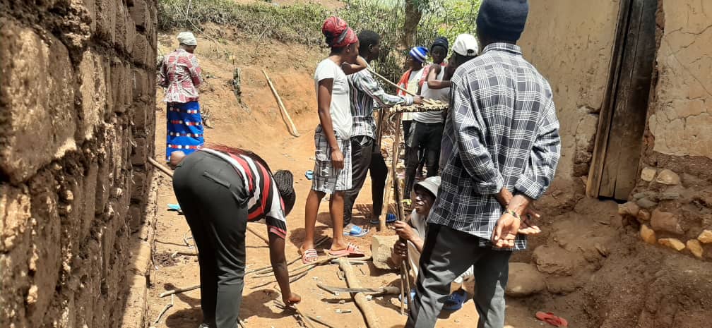 Inkomezabigwi22's tweet photo. #Kamonyi mu murenge wa #Nyarubaka intore ziri kurugerero uyumunsi zakomeje ibikorwa byurugerero bubakira umukecuru utari ufite icumbi inzu ikaba igeze igihe cyo gusakarwa @Kamonyi @RwandaLocalGov @RwandaSouth @Unity_MemoryRw @gabaprovidence1 https://t.co/aIx7K7frmF