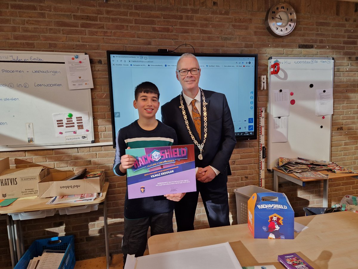gembunschoten's tweet photo. Vandaag zijn de beste #CyberAgents van ons dorp gehuldigd door locoburgemeester @petervanasselt_. 🎈 Gefeliciteerd Jeremy Huijgen, Philine Schouten, Fenna Bos en onze #kinderburgemeester Yilmaz Erdogan. #HackShield
Lees meer ⤵️
https://t.co/aBIYkEFY8s https://t.co/nXfda4JaUo