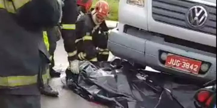 belematualidade's tweet photo. 🚨 FATALIDADE: Um motociclista morreu na manhã desta terça (14) ao colidir com um caminhão na Rod. Arthur Bernardes, em Belém. Perímetro é conhecido pelos diversos acidentes graves. https://t.co/oIIZ5AfLEb