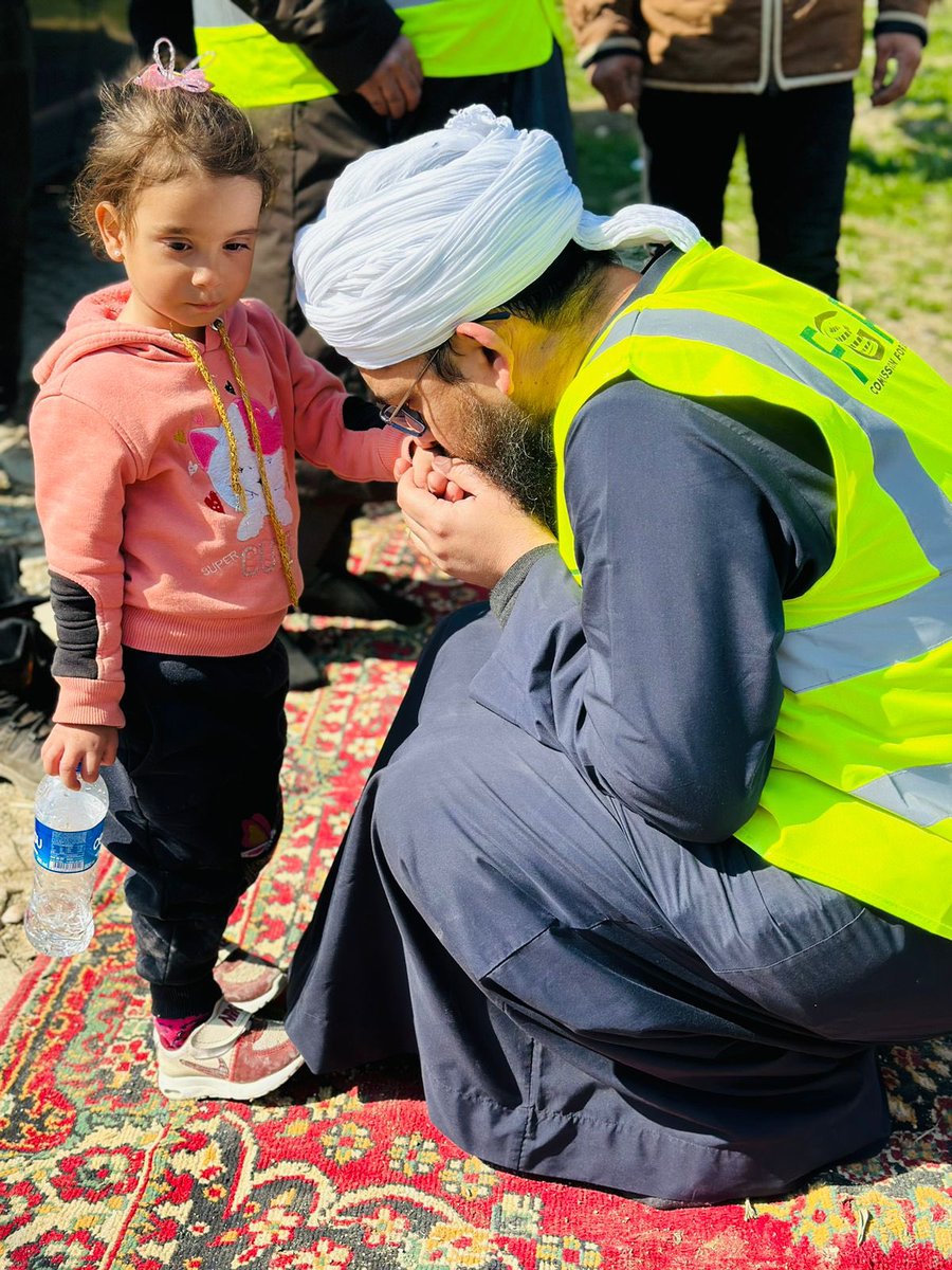 یہ مسکراتے چہرے اللہ ہمیشہ مسکراتا رکھے۔
#EarthquakeTurkeySyria #TurkiyeEarthquake #FGRF
سردی کا آسرا کچھ کمبل اور گرم جیکٹس اور کچھ کھانے پینے کا سامان۔
مگر ابھی بہت لوگ باقی ہیں۔۔۔