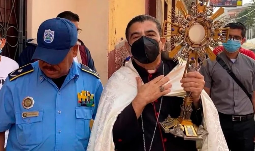 hestala10's tweet photo. #Yhablandodedictadores : El Papa Francisco y Obispos del  mundo 🌎 condenan a Ortega por encarcelar a obispo Rolando Álvarez en Nicaragua.
#Solidaridad https://t.co/WSJ5gNhXgp