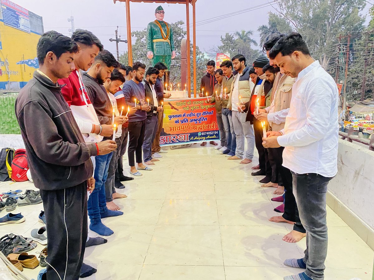 jaiswal_deepak_'s tweet photo. #कोटिशः_प्रणाम
पुलवामा में हुए आतंकी हमले में शहीद हुए माँ भारती के अनन्य सपूतों को पडरौना नगर के सुभाष चौक पर श्रद्धाजंलि अर्पित करते आस्था ए आस्था अ हेल्पिंग हैंड के सदस्यगण । https://t.co/9hrkJWzIlj