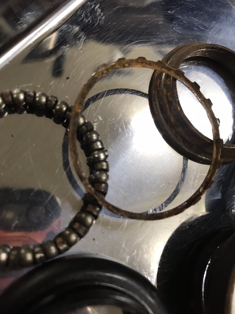 How76YxxyM8jf4G's tweet image. ヘッドパーツ交換😅
ほとんどハンドルが動かない状態でした😅
バラすと下玉が数個ポロポロと落ちて来まして、リテーナーがあり得ないほど擦り切れてました😅
こんな状態でもちゃんと直りますのよ😁👍あきらめないで〜😁👍(真矢みき風)
#jetcycle #自転車修理 #その自転車直りますよ