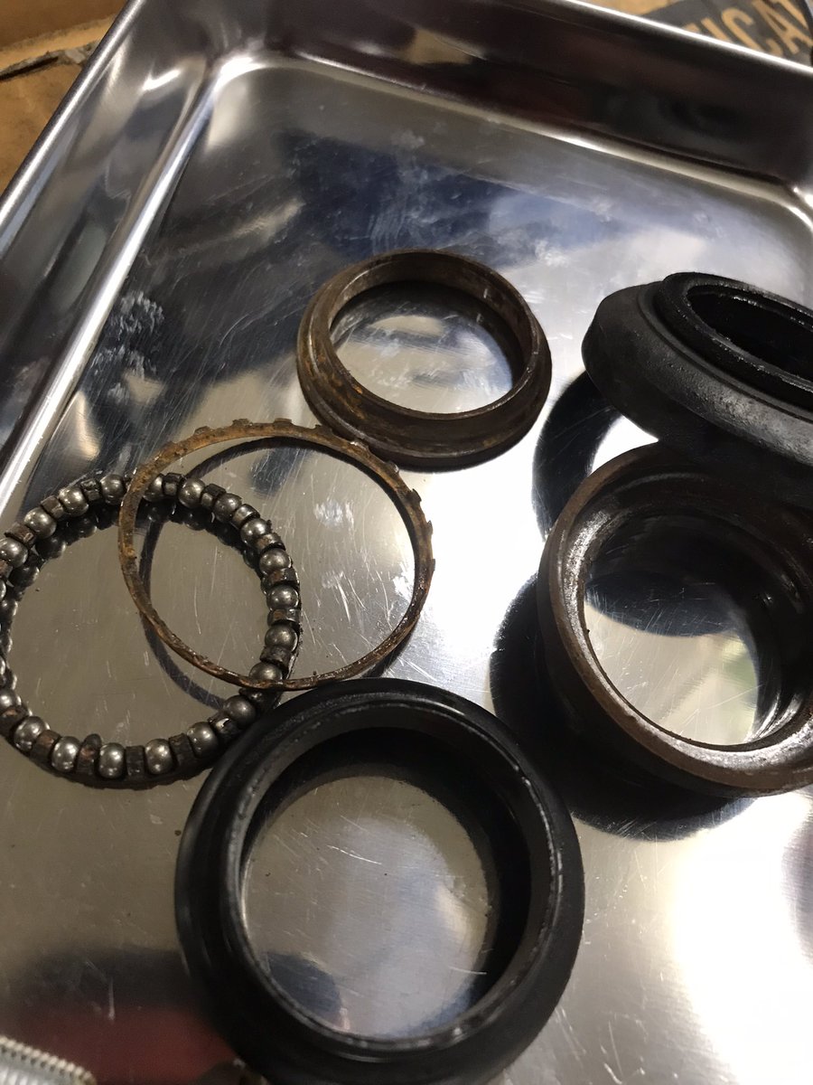 How76YxxyM8jf4G's tweet image. ヘッドパーツ交換😅
ほとんどハンドルが動かない状態でした😅
バラすと下玉が数個ポロポロと落ちて来まして、リテーナーがあり得ないほど擦り切れてました😅
こんな状態でもちゃんと直りますのよ😁👍あきらめないで〜😁👍(真矢みき風)
#jetcycle #自転車修理 #その自転車直りますよ