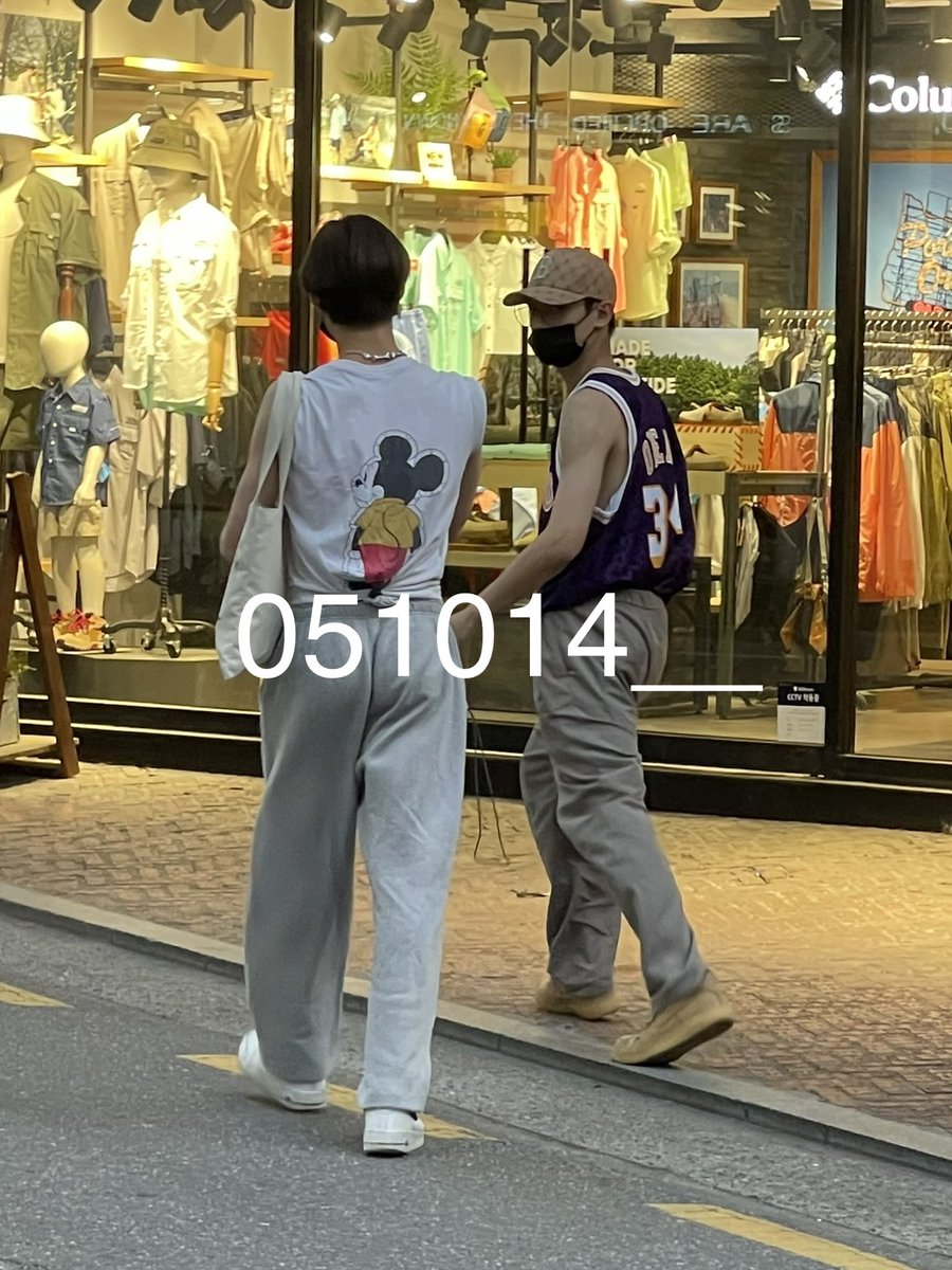 leejeiun8975's tweet photo. So weird that no one spotted them like before.😩 but it also convinced me that bhm really hiding them and protecting them for good. 😌 I really wonder how tall they're right now. 😭 like i wanna see them!!!! https://t.co/JQIEPR5bpG