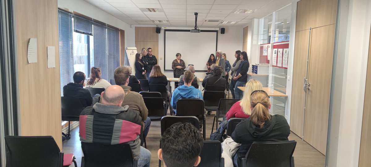 valerie_lobry's tweet photo. #Tousmobilisés 📢 en direct du jobdating #interim organisé par le @poleemploi de #saintmaximin
✅Des rencontres directes avec les employeurs partenaires
✅Des solutions #emploi proposées dans différents secteurs d'activités 🔝
@poleemploi_VAR https://t.co/rEMQgRtAy3