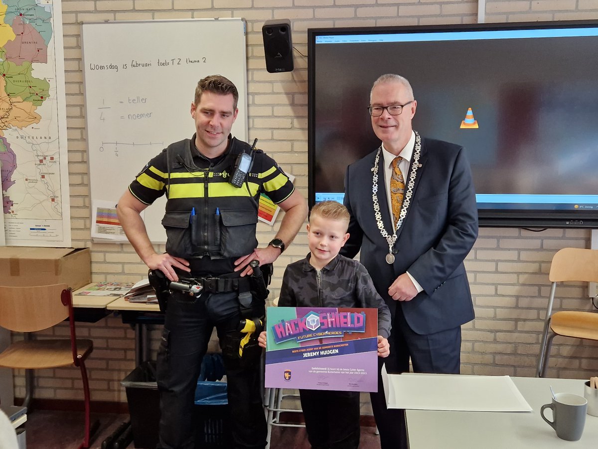 gembunschoten's tweet photo. Vandaag zijn de beste #CyberAgents van ons dorp gehuldigd door locoburgemeester @petervanasselt_. 🎈 Gefeliciteerd Jeremy Huijgen, Philine Schouten, Fenna Bos en onze #kinderburgemeester Yilmaz Erdogan. #HackShield
Lees meer ⤵️
https://t.co/aBIYkEFY8s https://t.co/nXfda4JaUo