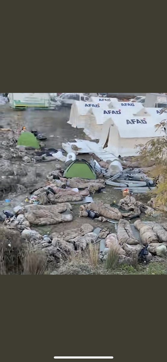 Bir gün, istiklal ve cumhuriyeti müdafaa mecburiyetine düşersen, vazifeye atılmak için içinde bulunacağın vaziyetin imkân ve şeraitini düşünmeyeceksin.                         M.Kemal ATATÜRK