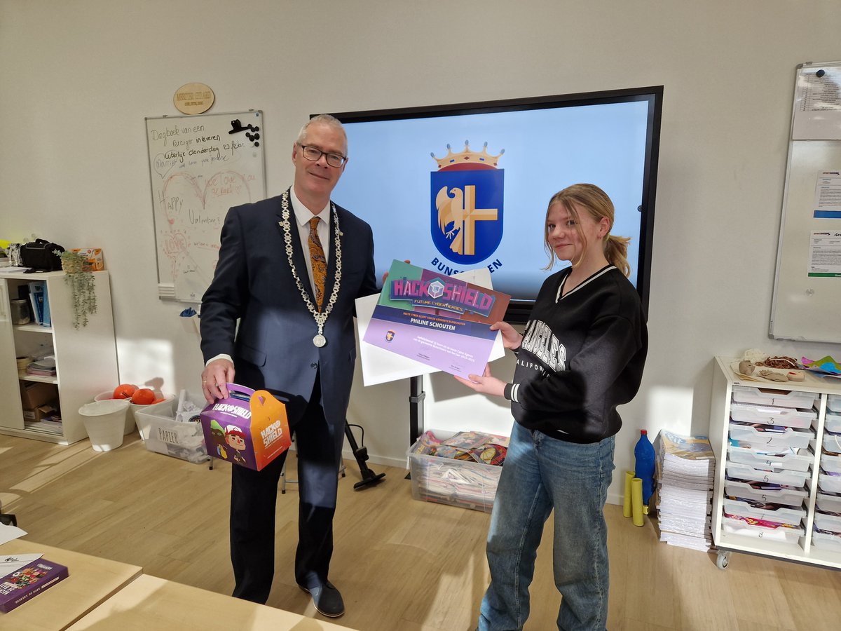gembunschoten's tweet photo. Vandaag zijn de beste #CyberAgents van ons dorp gehuldigd door locoburgemeester @petervanasselt_. 🎈 Gefeliciteerd Jeremy Huijgen, Philine Schouten, Fenna Bos en onze #kinderburgemeester Yilmaz Erdogan. #HackShield
Lees meer ⤵️
https://t.co/aBIYkEFY8s https://t.co/nXfda4JaUo