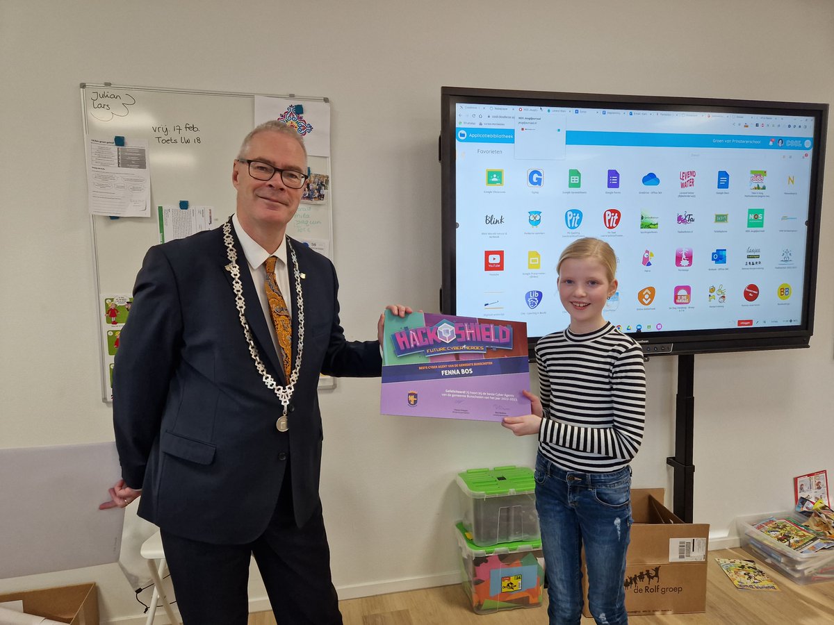 gembunschoten's tweet photo. Vandaag zijn de beste #CyberAgents van ons dorp gehuldigd door locoburgemeester @petervanasselt_. 🎈 Gefeliciteerd Jeremy Huijgen, Philine Schouten, Fenna Bos en onze #kinderburgemeester Yilmaz Erdogan. #HackShield
Lees meer ⤵️
https://t.co/aBIYkEFY8s https://t.co/nXfda4JaUo