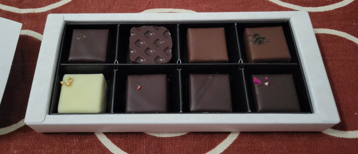 Matya_papa's tweet photo. 妻からのバレンタインチョコ🍫~😋
うれしい~幸せだ~😍💕
L'AVANCE(ラヴァンス)のベルギー人の若手ショコラティエ・Arne Stormeさんのサイン入り❗
めっちゃイケメンだったそうです(笑)
#バレンタインデー2023 #バレンタインチョコ #LAVANCE #ラヴァンス https://t.co/ne8fLg4emf