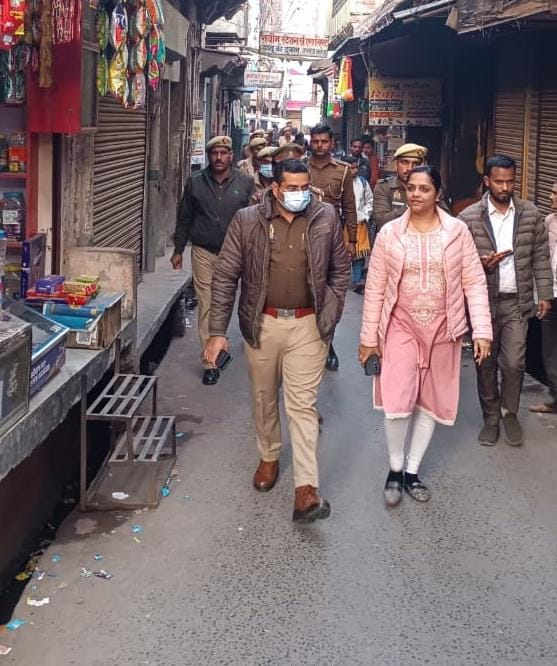 #ADMCity व #SPCity द्वारा आगामी त्योहार महाशिवरात्रि को सकुशल सम्पन्न कराने हेतु पुलिस-प्रशासनिक अधिकारियों व मंदिर कमेटी के पदाधिकारियों के साथ गोष्ठी कर दिए आवश्यक दिशा-निर्देश 

मंदिरों में व्यवस्थाओं का जायजा लेते हुए नगर क्षेत्र में किया पैदल गश्त 
#Footpatrolling  #Aligarh
